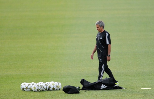 Mourinho lủi thủi đi ra một góc...